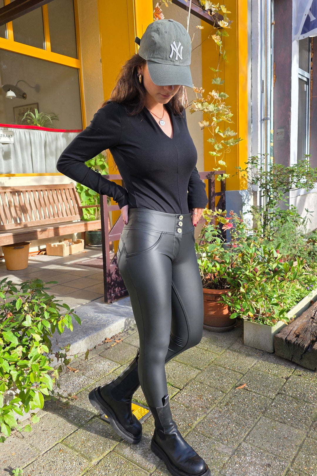(WRUP4MC006PREC-N) Leather Look Mid Waist WR.UP® in Enkel Lengte met Knoop Sluiting