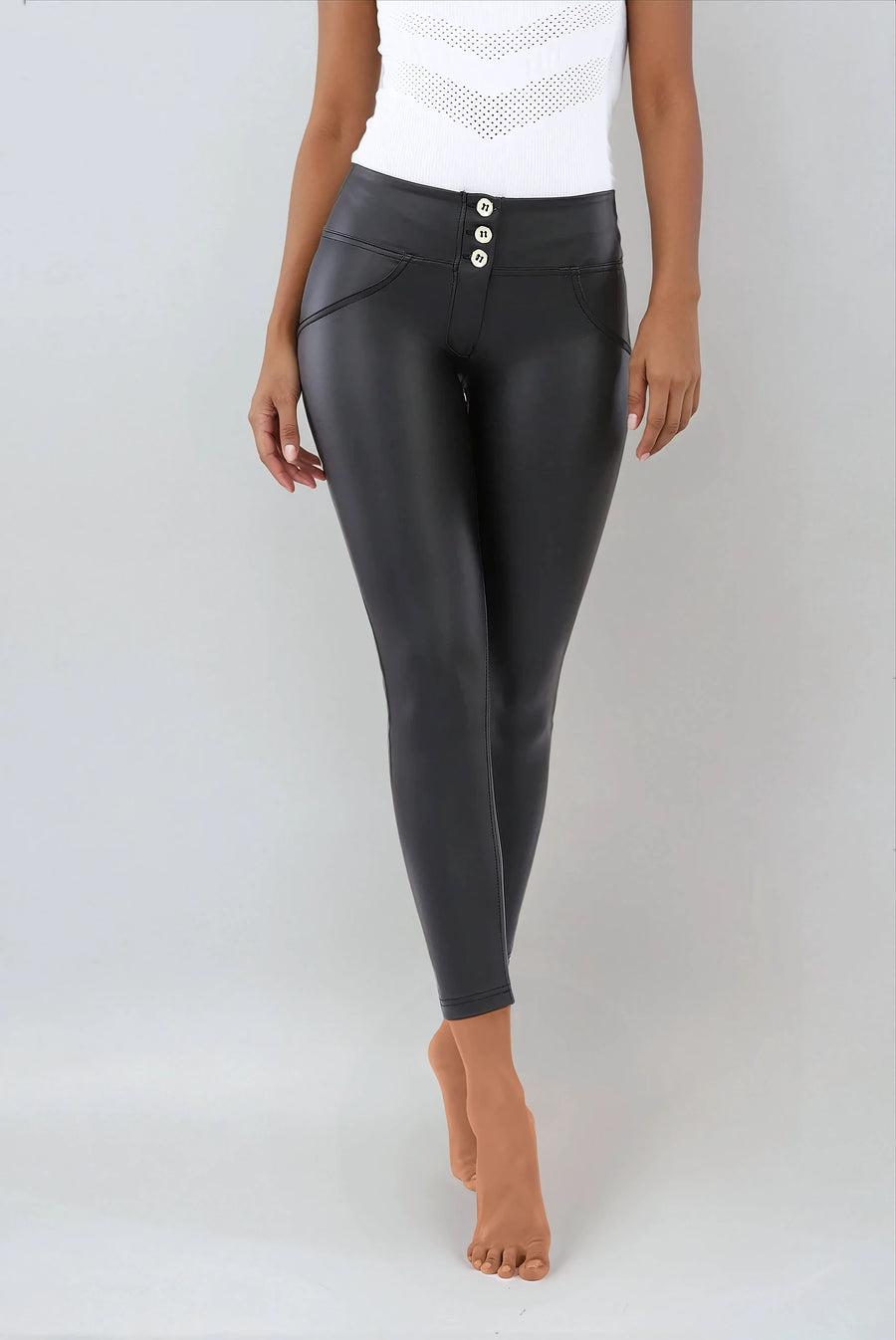 Leather Look Mid Waist WR.UP® in Enkel Lengte met Knoop Sluiting another view
