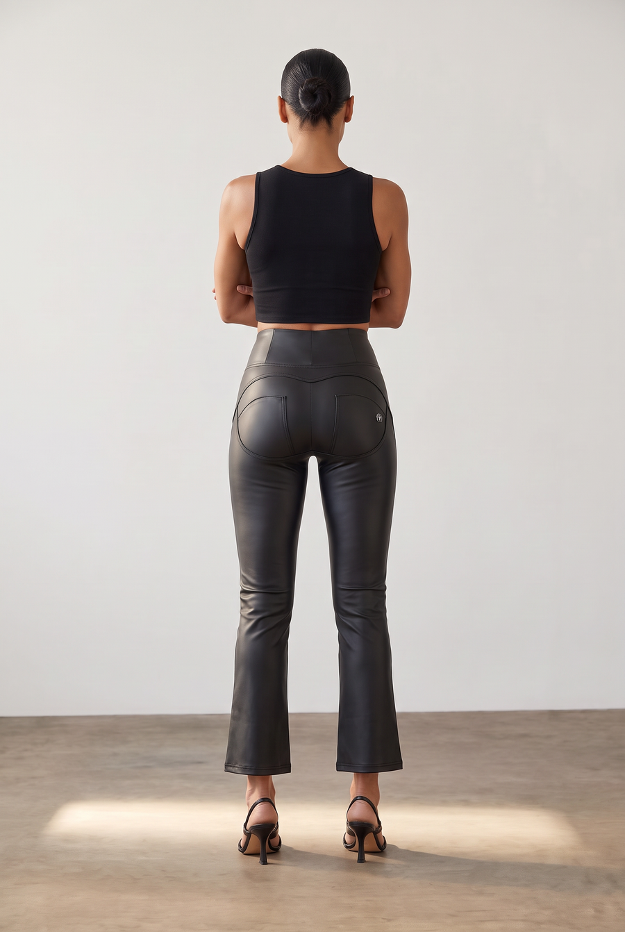 Recycled faux leather Flare Fit Black pant ander aanzicht
