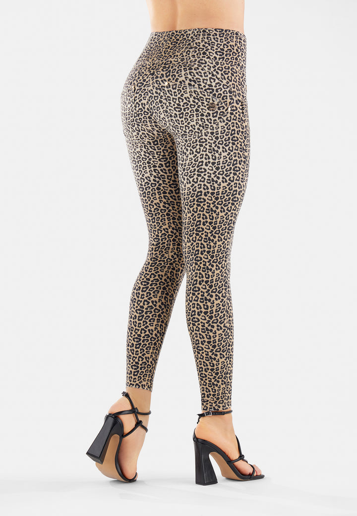 (WRUPSNUG2HF312-ANI65) Cheeta Print Woven Denim WR.UP® in High Waist met Knoopsluiting