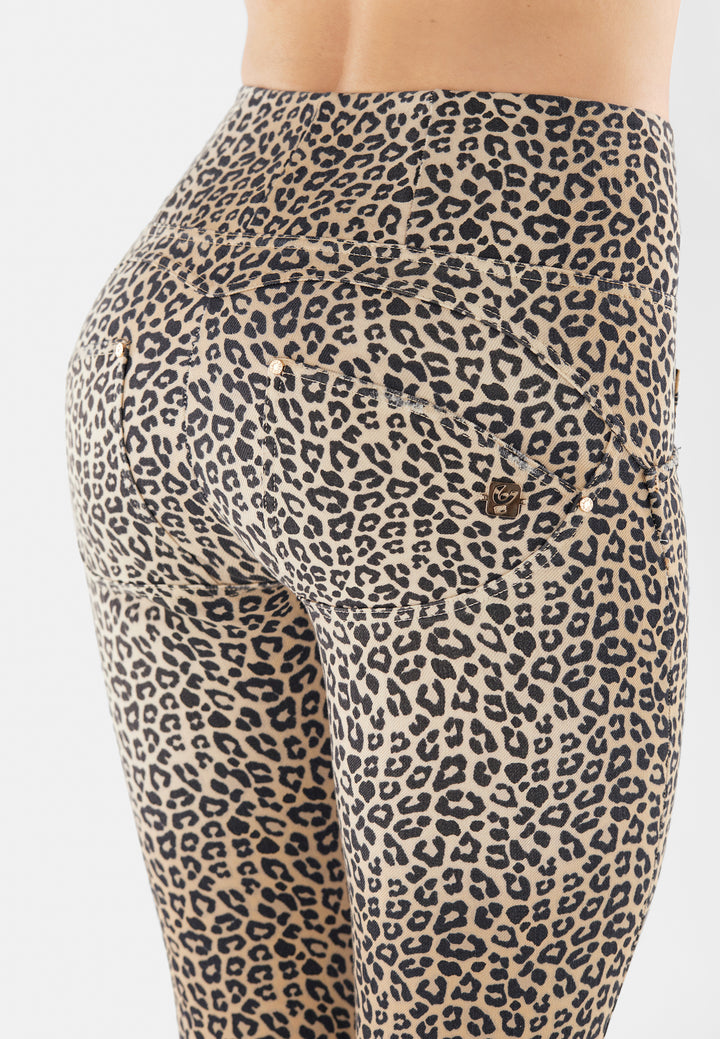 (WRUPSNUG2HF312-ANI65) Cheeta Print Woven Denim WR.UP® in High Waist met Knoopsluiting
