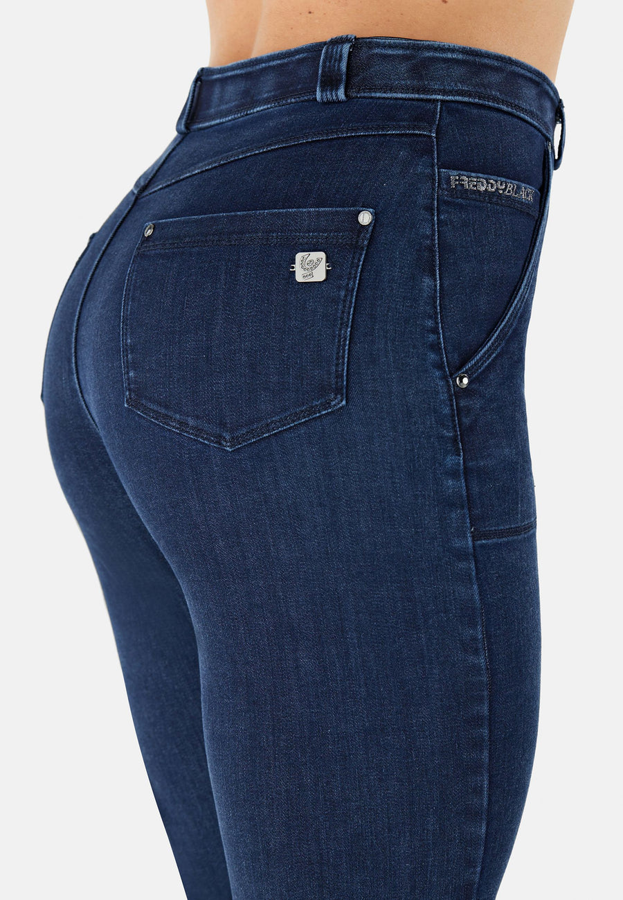 Jean Freddy bleu avec une taille haute, poches plaquées et détails sur les hanches