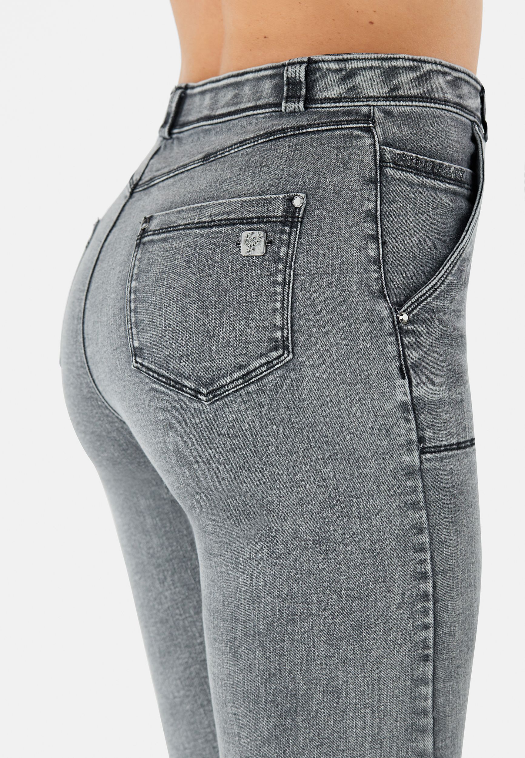 BLACK1HF202-J3N Grijze Freddy Jeans met een Hoge Taille, Patch Pockets en een Hip Detail aan de Enkel