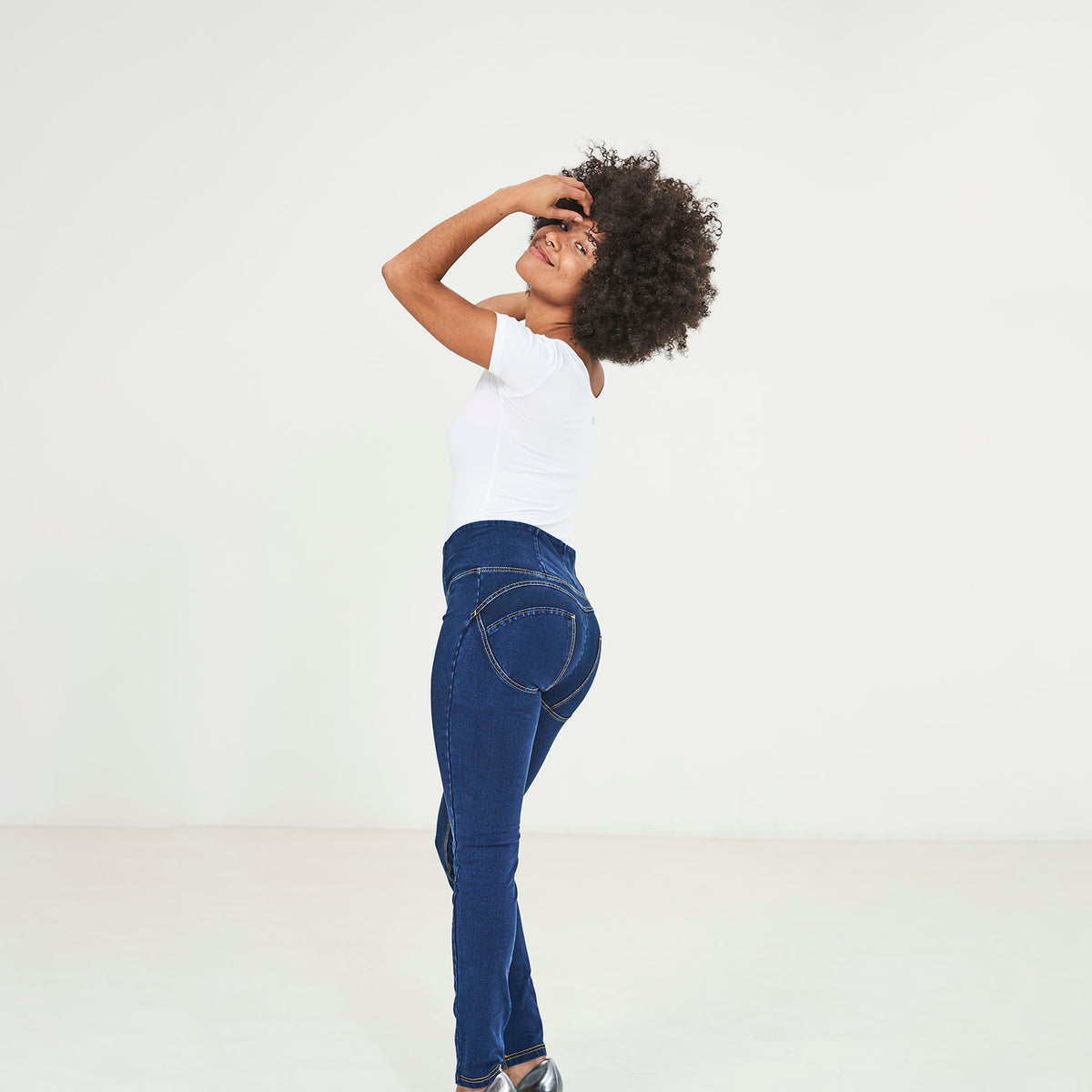 (WRUP1HJ01E-J0Y) PANTALON BLEU TAILLE HAUTE COUPE SKIN EN DENIM STRETCH AVEC FERMETURE ÉCLAIR ARGENTÉE agrandi