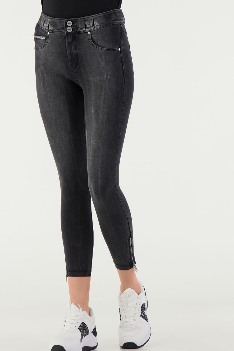 NOW4MF202-J97N Zwarte N.O.W.® Jeans in Enkel Lengte met een Hippe Ritssluiting aan de Enkel