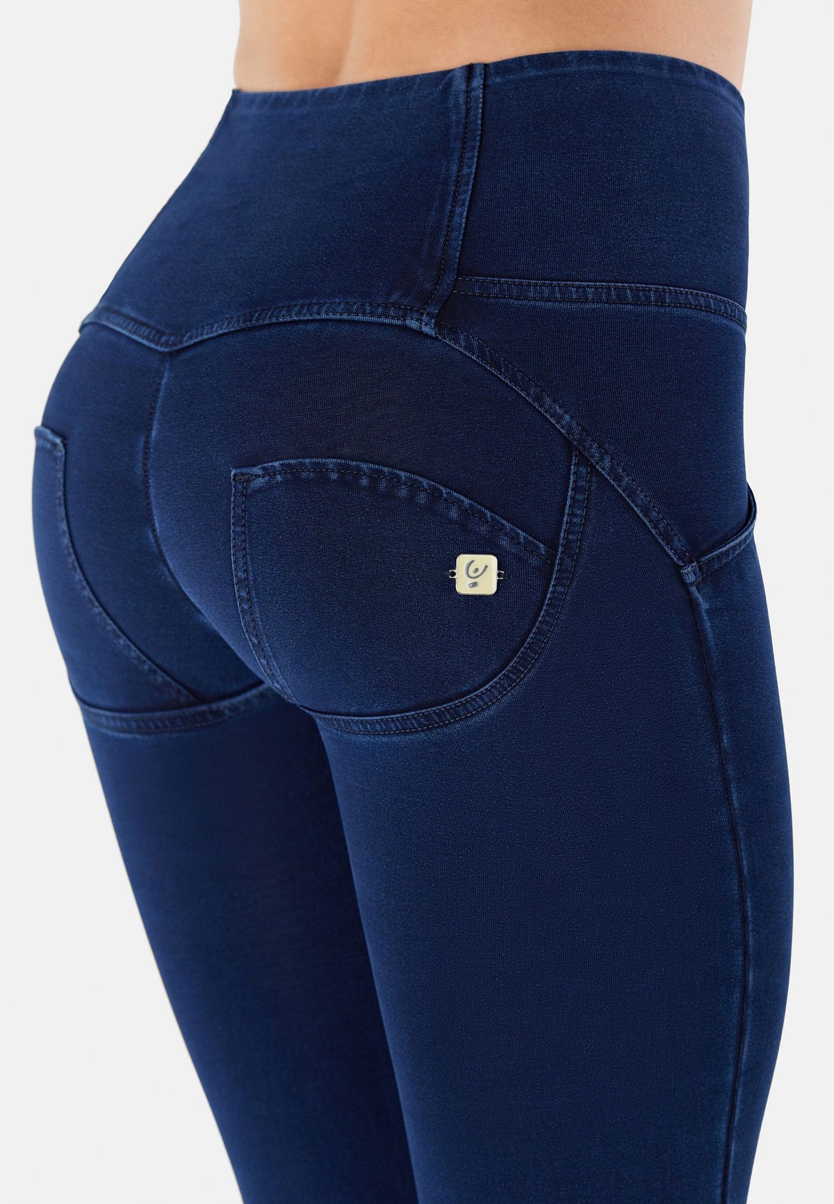 (WRUP11BHC002ORG-J0B) Jean évasé bleu WR.UP® avec une haute taille et un bouton de serrage  agrandi