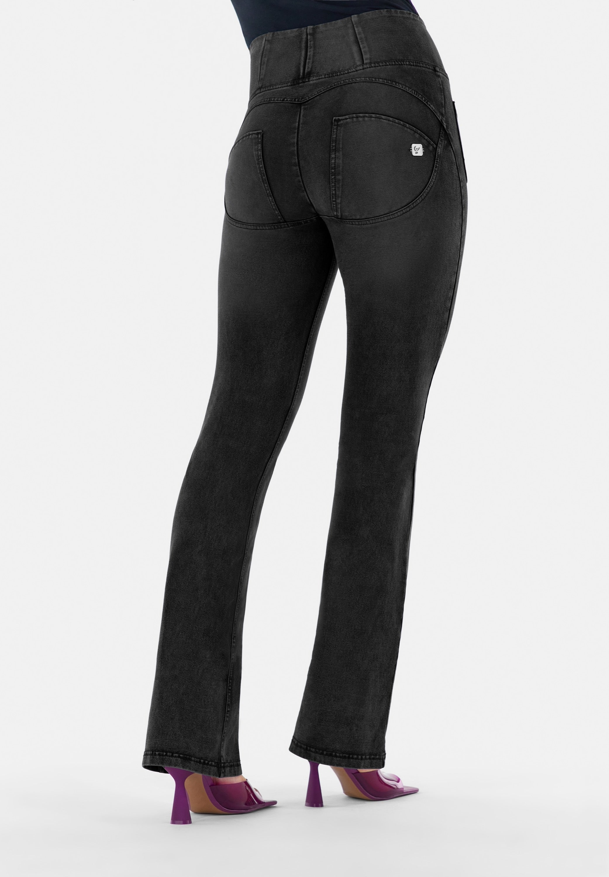 WRUP11HF250-J7N Zwarte WR.UP® Flared Jeans met een Hoge Taille en Patch Pockets