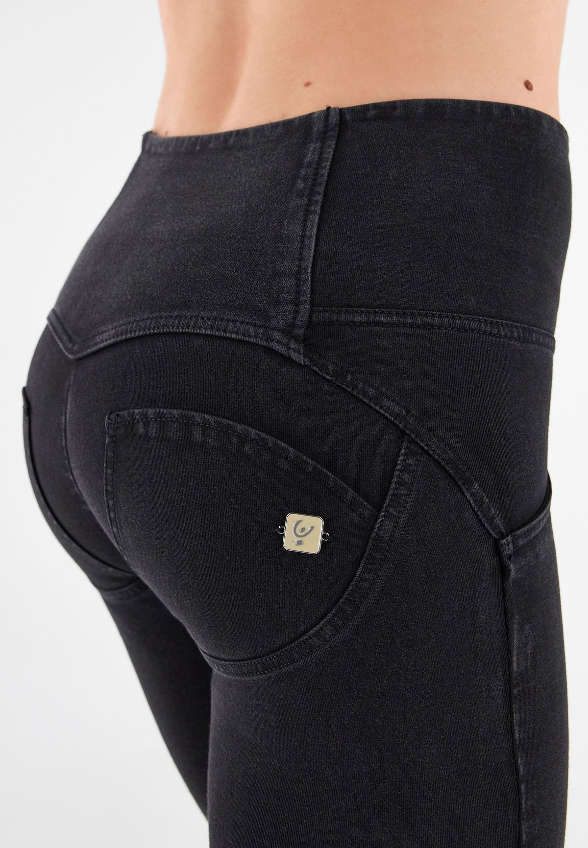 (WRUP2BHC002ORG-J7N) Denim Look WR.UP® avec haute taille et boutonnière agrandi