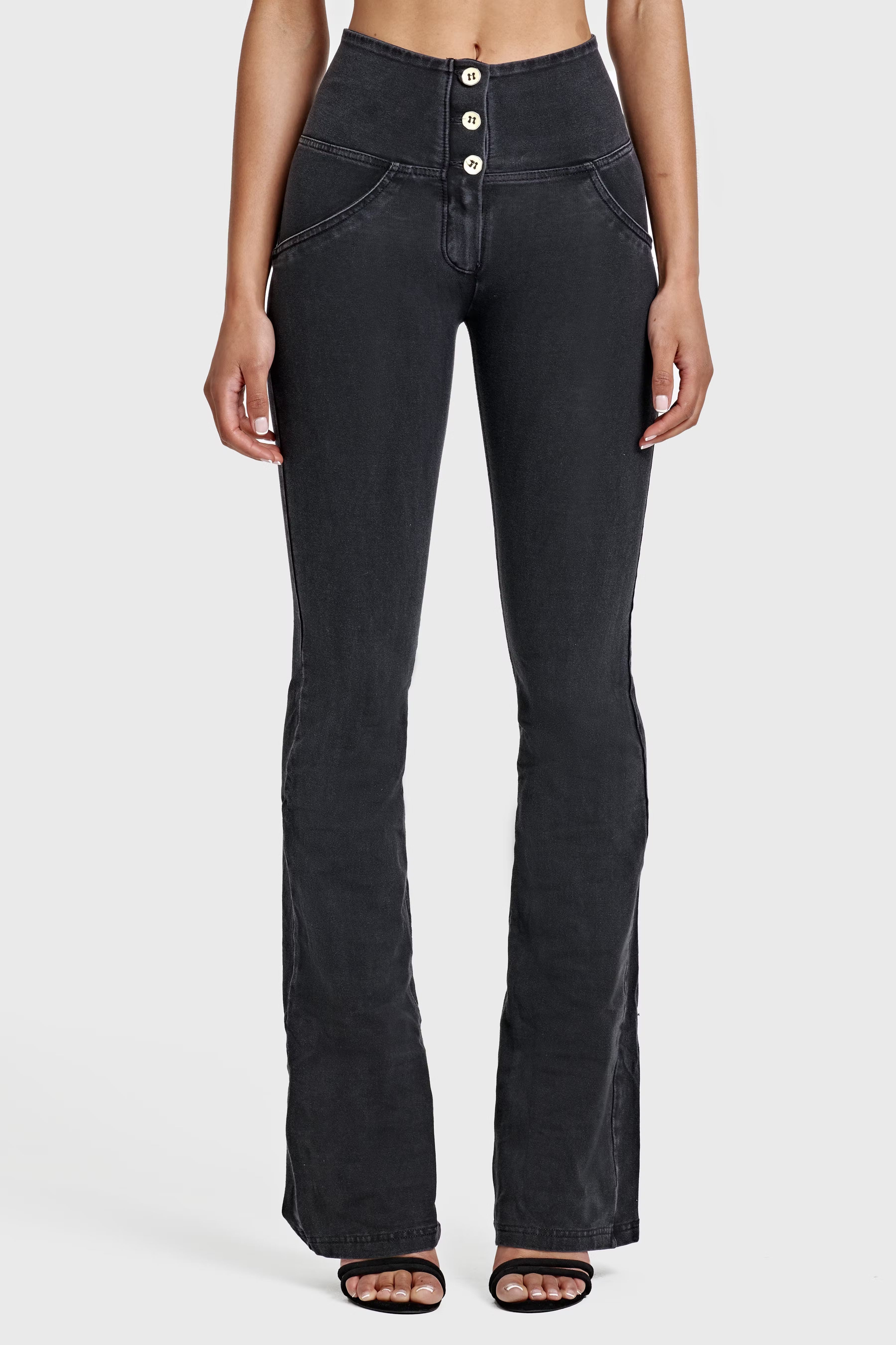 (WRUP11BHC002ORG-J7N)  Zwarte WR.UP® Flared Jeans met een Hoge Taille en Knoopsluiting