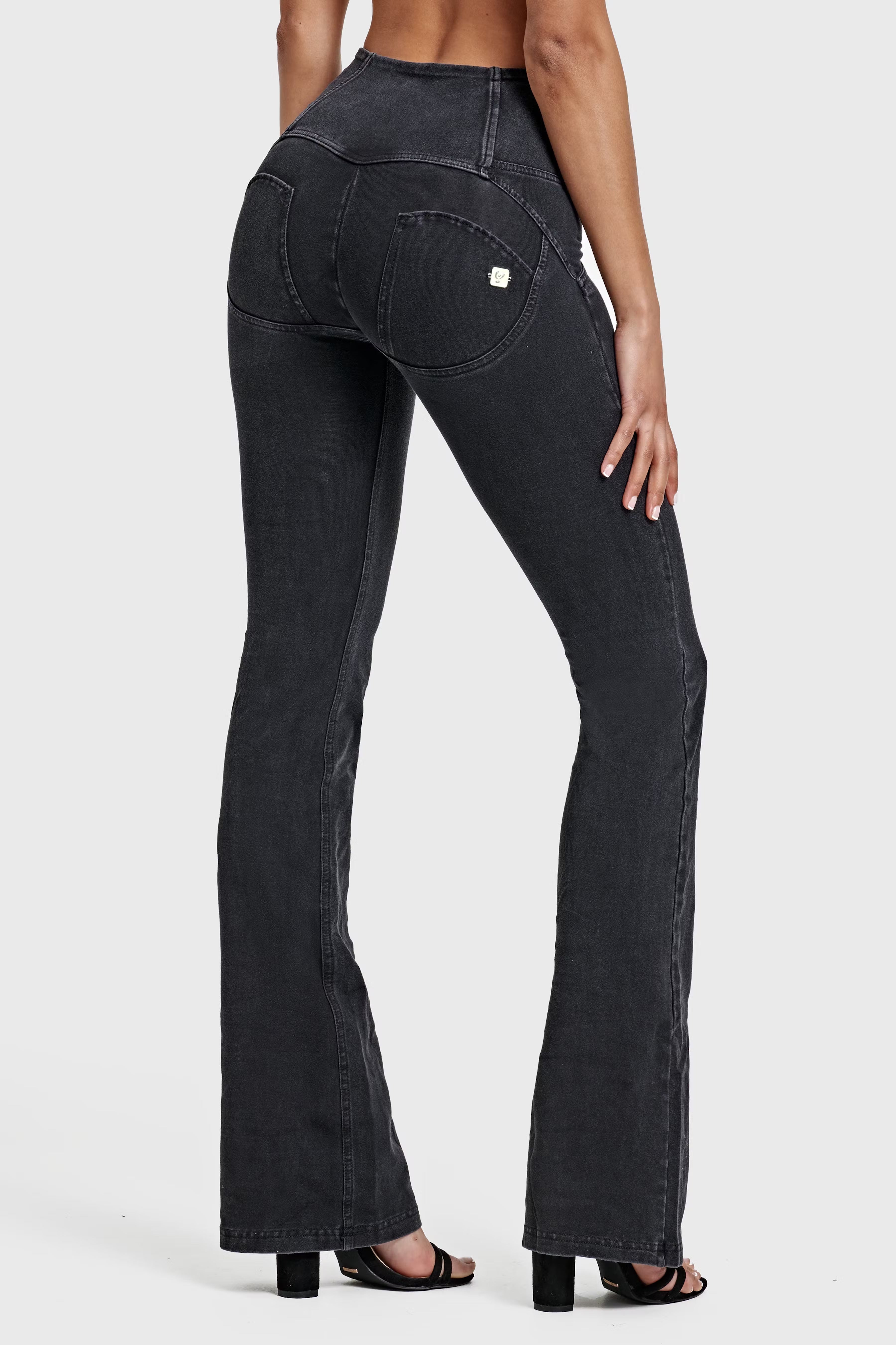 (WRUP11BHC002ORG-J7N)  Zwarte WR.UP® Flared Jeans met een Hoge Taille en Knoopsluiting