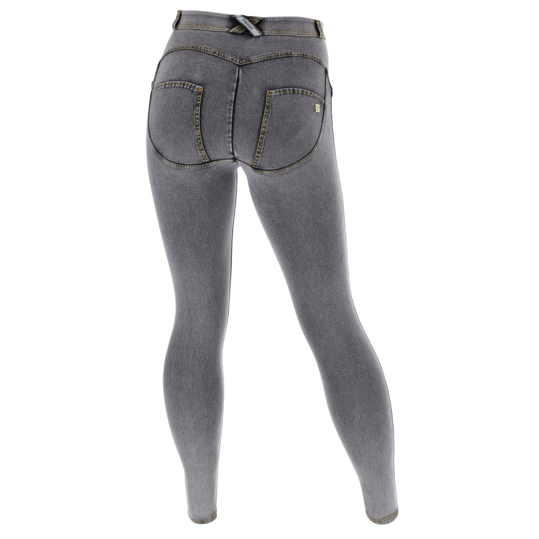 (WRUP1RC002NS-J3Y)  Grijze WR.UP® Curvy Fit Regular Waist in Denim Look