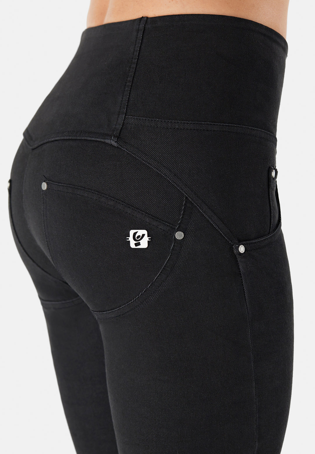 WRUPSNUG2BHC017-N Zwarte WR.UP High Waist met Knoopsluiting in Woven Denim