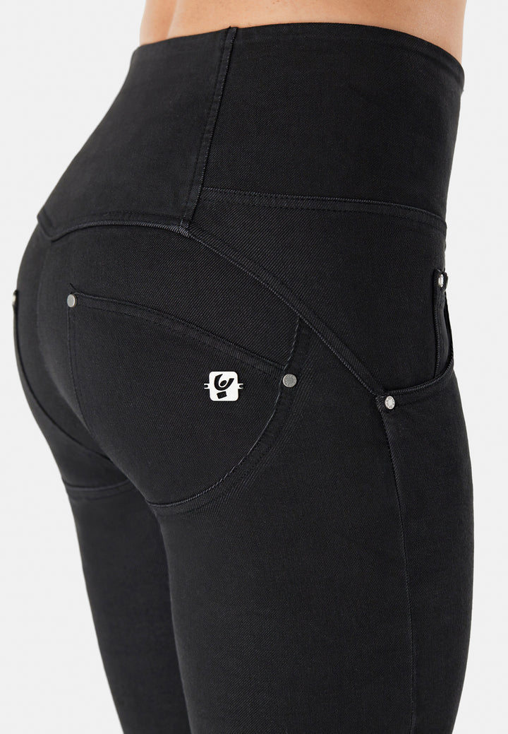 WRUPSNUG2BHC017-N Zwarte WR.UP High Waist met Knoopsluiting in Woven Denim